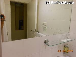 [P14] Hotel Amedia Express - Praga. Oglinda mare din baie.  » foto by iulianic
 - 
<span class="allrVoted glyphicon glyphicon-heart hidden" id="av469132"></span>
<a class="m-l-10 hidden" id="sv469132" onclick="voting_Foto_DelVot(,469132,15437)" role="button">șterge vot <span class="glyphicon glyphicon-remove"></span></a>
<a id="v9469132" class=" c-red"  onclick="voting_Foto_SetVot(469132)" role="button"><span class="glyphicon glyphicon-heart-empty"></span> <b>LIKE</b> = Votează poza</a> <img class="hidden"  id="f469132W9" src="/imagini/loader.gif" border="0" /><span class="AjErrMes hidden" id="e469132ErM"></span>