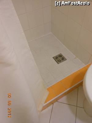 [P18] Hotel Amedia Express - Praga. Colţul duşului cu perdeluţă şi prag protector.  » foto by iulianic
 - 
<span class="allrVoted glyphicon glyphicon-heart hidden" id="av469136"></span>
<a class="m-l-10 hidden" id="sv469136" onclick="voting_Foto_DelVot(,469136,15437)" role="button">șterge vot <span class="glyphicon glyphicon-remove"></span></a>
<a id="v9469136" class=" c-red"  onclick="voting_Foto_SetVot(469136)" role="button"><span class="glyphicon glyphicon-heart-empty"></span> <b>LIKE</b> = Votează poza</a> <img class="hidden"  id="f469136W9" src="/imagini/loader.gif" border="0" /><span class="AjErrMes hidden" id="e469136ErM"></span>