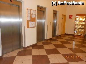 [P04] Hotel Amedia Express - Praga. Cele trei lifturi şi informaţiile privind transportul public.  » foto by iulianic
 - 
<span class="allrVoted glyphicon glyphicon-heart hidden" id="av469122"></span>
<a class="m-l-10 hidden" id="sv469122" onclick="voting_Foto_DelVot(,469122,15437)" role="button">șterge vot <span class="glyphicon glyphicon-remove"></span></a>
<a id="v9469122" class=" c-red"  onclick="voting_Foto_SetVot(469122)" role="button"><span class="glyphicon glyphicon-heart-empty"></span> <b>LIKE</b> = Votează poza</a> <img class="hidden"  id="f469122W9" src="/imagini/loader.gif" border="0" /><span class="AjErrMes hidden" id="e469122ErM"></span>