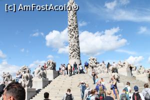 [P10] Monolitul, mai aproape. O coloană din granit cu 121 de oameni sculptați unii peste alții.  » foto by Aurici
 - 
<span class="allrVoted glyphicon glyphicon-heart hidden" id="av794715"></span>
<a class="m-l-10 hidden" id="sv794715" onclick="voting_Foto_DelVot(,794715,15474)" role="button">șterge vot <span class="glyphicon glyphicon-remove"></span></a>
<a id="v9794715" class=" c-red"  onclick="voting_Foto_SetVot(794715)" role="button"><span class="glyphicon glyphicon-heart-empty"></span> <b>LIKE</b> = Votează poza</a> <img class="hidden"  id="f794715W9" src="/imagini/loader.gif" border="0" /><span class="AjErrMes hidden" id="e794715ErM"></span>