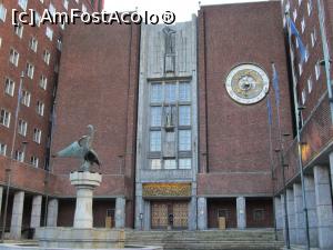 [P31] Și intrarea Primăriei din Oslo.  » foto by Aurici
 - 
<span class="allrVoted glyphicon glyphicon-heart hidden" id="av794736"></span>
<a class="m-l-10 hidden" id="sv794736" onclick="voting_Foto_DelVot(,794736,15474)" role="button">șterge vot <span class="glyphicon glyphicon-remove"></span></a>
<a id="v9794736" class=" c-red"  onclick="voting_Foto_SetVot(794736)" role="button"><span class="glyphicon glyphicon-heart-empty"></span> <b>LIKE</b> = Votează poza</a> <img class="hidden"  id="f794736W9" src="/imagini/loader.gif" border="0" /><span class="AjErrMes hidden" id="e794736ErM"></span>