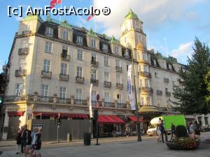 [P58] Grand Hotel din Oslo. Nu arată prea prețios pe afară dar este hotelul de protocol. Aici se cazează toți șefii de state, ambasadorii dar și cei care vin pentru decernarea premiilor Nobel.  » foto by Aurici
 - 
<span class="allrVoted glyphicon glyphicon-heart hidden" id="av794763"></span>
<a class="m-l-10 hidden" id="sv794763" onclick="voting_Foto_DelVot(,794763,15474)" role="button">șterge vot <span class="glyphicon glyphicon-remove"></span></a>
<a id="v9794763" class=" c-red"  onclick="voting_Foto_SetVot(794763)" role="button"><span class="glyphicon glyphicon-heart-empty"></span> <b>LIKE</b> = Votează poza</a> <img class="hidden"  id="f794763W9" src="/imagini/loader.gif" border="0" /><span class="AjErrMes hidden" id="e794763ErM"></span>