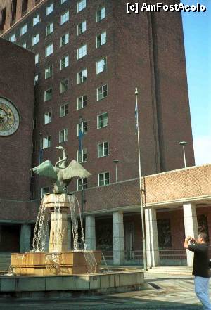 [P03] Rathaus şi sculptura modernistă din faţa ei.  » foto by Michi
 - 
<span class="allrVoted glyphicon glyphicon-heart hidden" id="av470430"></span>
<a class="m-l-10 hidden" id="sv470430" onclick="voting_Foto_DelVot(,470430,15474)" role="button">șterge vot <span class="glyphicon glyphicon-remove"></span></a>
<a id="v9470430" class=" c-red"  onclick="voting_Foto_SetVot(470430)" role="button"><span class="glyphicon glyphicon-heart-empty"></span> <b>LIKE</b> = Votează poza</a> <img class="hidden"  id="f470430W9" src="/imagini/loader.gif" border="0" /><span class="AjErrMes hidden" id="e470430ErM"></span>
