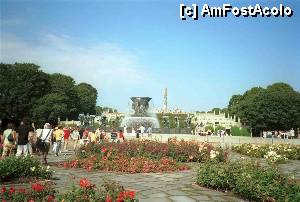 [P04] Roata vieţii în prim plan şi coloana Monolit în al doilea în parc.  » foto by Michi
 - 
<span class="allrVoted glyphicon glyphicon-heart hidden" id="av470432"></span>
<a class="m-l-10 hidden" id="sv470432" onclick="voting_Foto_DelVot(,470432,15474)" role="button">șterge vot <span class="glyphicon glyphicon-remove"></span></a>
<a id="v9470432" class=" c-red"  onclick="voting_Foto_SetVot(470432)" role="button"><span class="glyphicon glyphicon-heart-empty"></span> <b>LIKE</b> = Votează poza</a> <img class="hidden"  id="f470432W9" src="/imagini/loader.gif" border="0" /><span class="AjErrMes hidden" id="e470432ErM"></span>