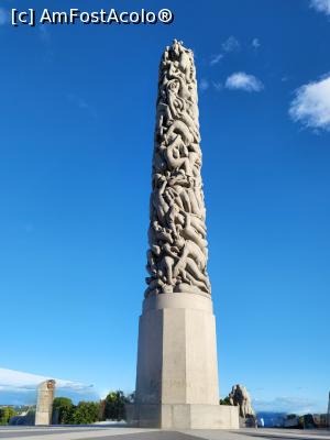 [P05] Obeliscul din granit, cu o inaltime de 17 m, de forma unui falus, sculptat intr-un singur bloc imens, la care Vigeland a lucrat mai bine de 14 ani, reprezinta 121 de trupuri inlantuite de femei, barbati sau copii. Semnificatia lucrarii ar fi aspiratia omului catre divin, spiritualitate. » foto by geani anto
 - 
<span class="allrVoted glyphicon glyphicon-heart hidden" id="av1346229"></span>
<a class="m-l-10 hidden" id="sv1346229" onclick="voting_Foto_DelVot(,1346229,15474)" role="button">șterge vot <span class="glyphicon glyphicon-remove"></span></a>
<a id="v91346229" class=" c-red"  onclick="voting_Foto_SetVot(1346229)" role="button"><span class="glyphicon glyphicon-heart-empty"></span> <b>LIKE</b> = Votează poza</a> <img class="hidden"  id="f1346229W9" src="/imagini/loader.gif" border="0" /><span class="AjErrMes hidden" id="e1346229ErM"></span>