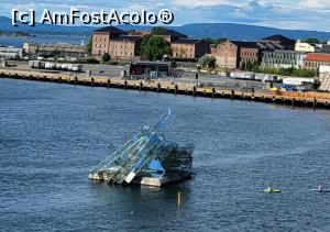 [P06] O sculptura din otel inoxidabil si panouri de sticla, <strong>She lies</strong>, este amplasata pe o platforma din beton, plutind in bazinul portului de langa Opera. Are o inaltime de 12 metri deasupra suprafetei apei si se misca in jurul propriei axe odata cu mareele si vantul, schimbandu-i aspectul, odata cu reflexiile acesteia in apa. » foto by geani anto
 - 
<span class="allrVoted glyphicon glyphicon-heart hidden" id="av1346698"></span>
<a class="m-l-10 hidden" id="sv1346698" onclick="voting_Foto_DelVot(,1346698,15474)" role="button">șterge vot <span class="glyphicon glyphicon-remove"></span></a>
<a id="v91346698" class=" c-red"  onclick="voting_Foto_SetVot(1346698)" role="button"><span class="glyphicon glyphicon-heart-empty"></span> <b>LIKE</b> = Votează poza</a> <img class="hidden"  id="f1346698W9" src="/imagini/loader.gif" border="0" /><span class="AjErrMes hidden" id="e1346698ErM"></span>