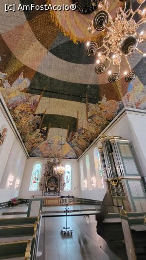[P03] Peretii interiori sunt varuiti in alb, contrastand cu tavanul  bogat decorat si cu stranele regale in stil baroc. Vitraliile sale unice, sunt realizate de Emanuel Vigeland, fratele sculptorului Gustav Vigeland, cel care a construit parcul. Altarul este impodobit cu o pictura ce reprezinta Cina cea de Taina si cu un Crucifix, simboluri ale bisericii. » foto by geani anto
 - 
<span class="allrVoted glyphicon glyphicon-heart hidden" id="av1347909"></span>
<a class="m-l-10 hidden" id="sv1347909" onclick="voting_Foto_DelVot(,1347909,15474)" role="button">șterge vot <span class="glyphicon glyphicon-remove"></span></a>
<a id="v91347909" class=" c-red"  onclick="voting_Foto_SetVot(1347909)" role="button"><span class="glyphicon glyphicon-heart-empty"></span> <b>LIKE</b> = Votează poza</a> <img class="hidden"  id="f1347909W9" src="/imagini/loader.gif" border="0" /><span class="AjErrMes hidden" id="e1347909ErM"></span>