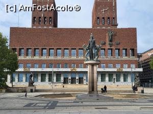 [P02] Situata pe Radhusplassen, primaria este locul in care anual, pe data de 10 decembrie se desfasoara ceremonia decernarii premiului Nobel pentru Pace. In partea opusa intrarii principale, spre port, se afla o piateta unde sunt amplasate fantani si scupturi, reprezentand femei si copii. » foto by geani anto
 - 
<span class="allrVoted glyphicon glyphicon-heart hidden" id="av1348304"></span>
<a class="m-l-10 hidden" id="sv1348304" onclick="voting_Foto_DelVot(,1348304,15474)" role="button">șterge vot <span class="glyphicon glyphicon-remove"></span></a>
<a id="v91348304" class=" c-red"  onclick="voting_Foto_SetVot(1348304)" role="button"><span class="glyphicon glyphicon-heart-empty"></span> <b>LIKE</b> = Votează poza</a> <img class="hidden"  id="f1348304W9" src="/imagini/loader.gif" border="0" /><span class="AjErrMes hidden" id="e1348304ErM"></span>