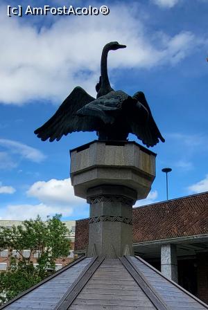 [P04] In fata acesteia este o frumoasa fantana in mijlocul careia doua lebede isi falfaie aripile in tandem, sculptura inspirata de o poezie a lui Hans E. Kinck’s, care descrie lebedele ca fiind „sufletul orasului » foto by geani anto
 - 
<span class="allrVoted glyphicon glyphicon-heart hidden" id="av1348306"></span>
<a class="m-l-10 hidden" id="sv1348306" onclick="voting_Foto_DelVot(,1348306,15474)" role="button">șterge vot <span class="glyphicon glyphicon-remove"></span></a>
<a id="v91348306" class=" c-red"  onclick="voting_Foto_SetVot(1348306)" role="button"><span class="glyphicon glyphicon-heart-empty"></span> <b>LIKE</b> = Votează poza</a> <img class="hidden"  id="f1348306W9" src="/imagini/loader.gif" border="0" /><span class="AjErrMes hidden" id="e1348306ErM"></span>