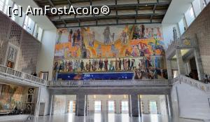 [P05] Holul central (Radhushallen)  are peretii  imbracati in picturi murale spectaculoase. Aici are loc ceremonia de decernare a Premiilor Nobel pentru Pace. Pe peretele din fata noastra se desfasoara pictura „Munca, Arta, Sarbatoare” a lui Henrik Sørensen. » foto by geani anto
 - 
<span class="allrVoted glyphicon glyphicon-heart hidden" id="av1348307"></span>
<a class="m-l-10 hidden" id="sv1348307" onclick="voting_Foto_DelVot(,1348307,15474)" role="button">șterge vot <span class="glyphicon glyphicon-remove"></span></a>
<a id="v91348307" class=" c-red"  onclick="voting_Foto_SetVot(1348307)" role="button"><span class="glyphicon glyphicon-heart-empty"></span> <b>LIKE</b> = Votează poza</a> <img class="hidden"  id="f1348307W9" src="/imagini/loader.gif" border="0" /><span class="AjErrMes hidden" id="e1348307ErM"></span>