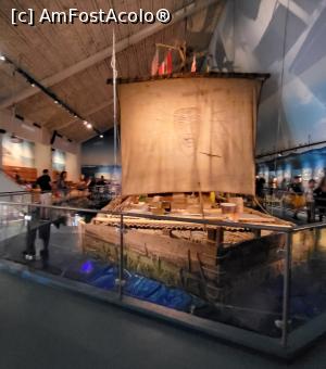 [P03] In mijlocul salii muzeului este expusa pluta originala Kon-Tiki, pe care am inconjurat-o pentru a o vedea cat mai bine. Nu s-au folosit cuie, trunchiurile de lemn fiind legate doar cu ajutorul corzilor (din liane), iar o cabina de bambus amplasata pe una dintre fete era folosita pentru adapost. » foto by geani anto
 - 
<span class="allrVoted glyphicon glyphicon-heart hidden" id="av1350259"></span>
<a class="m-l-10 hidden" id="sv1350259" onclick="voting_Foto_DelVot(,1350259,15474)" role="button">șterge vot <span class="glyphicon glyphicon-remove"></span></a>
<a id="v91350259" class=" c-red"  onclick="voting_Foto_SetVot(1350259)" role="button"><span class="glyphicon glyphicon-heart-empty"></span> <b>LIKE</b> = Votează poza</a> <img class="hidden"  id="f1350259W9" src="/imagini/loader.gif" border="0" /><span class="AjErrMes hidden" id="e1350259ErM"></span>