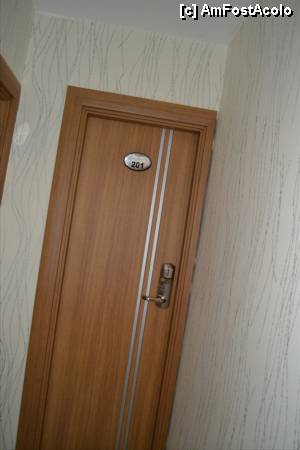 [P05] Camera 201. Cea in care am stat noi - cea care candeste!!!  :)) Se intra cu cartela. Degeaba au renovat. Cladirea si peretii sunt de pe vremea Magnificului. » foto by TraianS
 - 
<span class="allrVoted glyphicon glyphicon-heart hidden" id="av470207"></span>
<a class="m-l-10 hidden" id="sv470207" onclick="voting_Foto_DelVot(,470207,15476)" role="button">șterge vot <span class="glyphicon glyphicon-remove"></span></a>
<a id="v9470207" class=" c-red"  onclick="voting_Foto_SetVot(470207)" role="button"><span class="glyphicon glyphicon-heart-empty"></span> <b>LIKE</b> = Votează poza</a> <img class="hidden"  id="f470207W9" src="/imagini/loader.gif" border="0" /><span class="AjErrMes hidden" id="e470207ErM"></span>