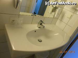 [P21] Molde - Quality Hotel Alexandra, camera 235. În baie.  » foto by iulianic
 - 
<span class="allrVoted glyphicon glyphicon-heart hidden" id="av472225"></span>
<a class="m-l-10 hidden" id="sv472225" onclick="voting_Foto_DelVot(,472225,15524)" role="button">șterge vot <span class="glyphicon glyphicon-remove"></span></a>
<a id="v9472225" class=" c-red"  onclick="voting_Foto_SetVot(472225)" role="button"><span class="glyphicon glyphicon-heart-empty"></span> <b>LIKE</b> = Votează poza</a> <img class="hidden"  id="f472225W9" src="/imagini/loader.gif" border="0" /><span class="AjErrMes hidden" id="e472225ErM"></span>