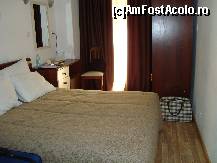[P06] Dormitorul -mobilierul cam vechi-si draperii groase la usa -geam de termopan » foto by mireille
 - 
<span class="allrVoted glyphicon glyphicon-heart hidden" id="av472764"></span>
<a class="m-l-10 hidden" id="sv472764" onclick="voting_Foto_DelVot(,472764,15535)" role="button">șterge vot <span class="glyphicon glyphicon-remove"></span></a>
<a id="v9472764" class=" c-red"  onclick="voting_Foto_SetVot(472764)" role="button"><span class="glyphicon glyphicon-heart-empty"></span> <b>LIKE</b> = Votează poza</a> <img class="hidden"  id="f472764W9" src="/imagini/loader.gif" border="0" /><span class="AjErrMes hidden" id="e472764ErM"></span>