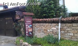 [P03] Spre intrare la vila Geranium din satul Arbanasi. Veliko Târnovo, Bulgaria.  » foto by traian.leuca †
 - 
<span class="allrVoted glyphicon glyphicon-heart hidden" id="av730251"></span>
<a class="m-l-10 hidden" id="sv730251" onclick="voting_Foto_DelVot(,730251,15645)" role="button">șterge vot <span class="glyphicon glyphicon-remove"></span></a>
<a id="v9730251" class=" c-red"  onclick="voting_Foto_SetVot(730251)" role="button"><span class="glyphicon glyphicon-heart-empty"></span> <b>LIKE</b> = Votează poza</a> <img class="hidden"  id="f730251W9" src="/imagini/loader.gif" border="0" /><span class="AjErrMes hidden" id="e730251ErM"></span>