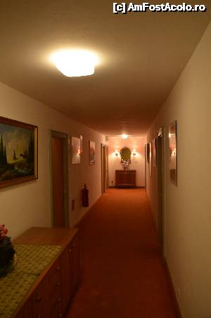 [P05] Igls, Austria. Hotel Sonnenhof Bed & Breakfast. Holul de acces » foto by unq
 - 
<span class="allrVoted glyphicon glyphicon-heart hidden" id="av479142"></span>
<a class="m-l-10 hidden" id="sv479142" onclick="voting_Foto_DelVot(,479142,15649)" role="button">șterge vot <span class="glyphicon glyphicon-remove"></span></a>
<a id="v9479142" class=" c-red"  onclick="voting_Foto_SetVot(479142)" role="button"><span class="glyphicon glyphicon-heart-empty"></span> <b>LIKE</b> = Votează poza</a> <img class="hidden"  id="f479142W9" src="/imagini/loader.gif" border="0" /><span class="AjErrMes hidden" id="e479142ErM"></span>