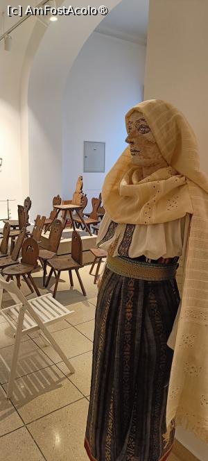 [P12] Imagine din expoziție - costum popular. » foto by tata123 🔱
 - 
<span class="allrVoted glyphicon glyphicon-heart hidden" id="av1502409"></span>
<a class="m-l-10 hidden" id="sv1502409" onclick="voting_Foto_DelVot(,1502409,15672)" role="button">șterge vot <span class="glyphicon glyphicon-remove"></span></a>
<a id="v91502409" class=" c-red"  onclick="voting_Foto_SetVot(1502409)" role="button"><span class="glyphicon glyphicon-heart-empty"></span> <b>LIKE</b> = Votează poza</a> <img class="hidden"  id="f1502409W9" src="/imagini/loader.gif" border="0" /><span class="AjErrMes hidden" id="e1502409ErM"></span>