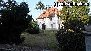 [P30] vedere spre Casa cu clopoteti unde a fost muzeul de arta populara, apartinand tot familiei Minovici, acum lasat in paragina, despartita de muzeul de arta veche apuseana printr-un zid mic mai mult simbolic » foto by amero
 - 
<span class="allrVoted glyphicon glyphicon-heart hidden" id="av420966"></span>
<a class="m-l-10 hidden" id="sv420966" onclick="voting_Foto_DelVot(,420966,15684)" role="button">șterge vot <span class="glyphicon glyphicon-remove"></span></a>
<a id="v9420966" class=" c-red"  onclick="voting_Foto_SetVot(420966)" role="button"><span class="glyphicon glyphicon-heart-empty"></span> <b>LIKE</b> = Votează poza</a> <img class="hidden"  id="f420966W9" src="/imagini/loader.gif" border="0" /><span class="AjErrMes hidden" id="e420966ErM"></span>
