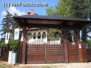 [P06] Vila Minovici - Muzeul de Artă Populară Dr. Nicolae Minovici. Una dintre porți.  » foto by iulianic
 - 
<span class="allrVoted glyphicon glyphicon-heart hidden" id="av739709"></span>
<a class="m-l-10 hidden" id="sv739709" onclick="voting_Foto_DelVot(,739709,15684)" role="button">șterge vot <span class="glyphicon glyphicon-remove"></span></a>
<a id="v9739709" class=" c-red"  onclick="voting_Foto_SetVot(739709)" role="button"><span class="glyphicon glyphicon-heart-empty"></span> <b>LIKE</b> = Votează poza</a> <img class="hidden"  id="f739709W9" src="/imagini/loader.gif" border="0" /><span class="AjErrMes hidden" id="e739709ErM"></span>