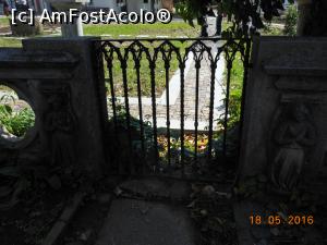 [P17] Muzeul de Artă Veche Apuseană 'Ing. Dumitru Furnică - Minovici'. Gardul este împodobit cu mici sculpturi.  » foto by iulianic
 - 
<span class="allrVoted glyphicon glyphicon-heart hidden" id="av740758"></span>
<a class="m-l-10 hidden" id="sv740758" onclick="voting_Foto_DelVot(,740758,15684)" role="button">șterge vot <span class="glyphicon glyphicon-remove"></span></a>
<a id="v9740758" class=" c-red"  onclick="voting_Foto_SetVot(740758)" role="button"><span class="glyphicon glyphicon-heart-empty"></span> <b>LIKE</b> = Votează poza</a> <img class="hidden"  id="f740758W9" src="/imagini/loader.gif" border="0" /><span class="AjErrMes hidden" id="e740758ErM"></span>