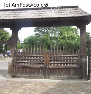 [P03] Poarta de lemn, intrarea în vila cu clopoţei » foto by Michi
 - 
<span class="allrVoted glyphicon glyphicon-heart hidden" id="av1369313"></span>
<a class="m-l-10 hidden" id="sv1369313" onclick="voting_Foto_DelVot(,1369313,15684)" role="button">șterge vot <span class="glyphicon glyphicon-remove"></span></a>
<a id="v91369313" class=" c-red"  onclick="voting_Foto_SetVot(1369313)" role="button"><span class="glyphicon glyphicon-heart-empty"></span> <b>LIKE</b> = Votează poza</a> <img class="hidden"  id="f1369313W9" src="/imagini/loader.gif" border="0" /><span class="AjErrMes hidden" id="e1369313ErM"></span>