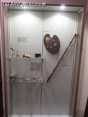 [P13] Vitrină în dormitorul vilei - paleta de culori a dr. N. Minovici și bastonul său.  » foto by tata123 🔱
 - 
<span class="allrVoted glyphicon glyphicon-heart hidden" id="av739984"></span>
<a class="m-l-10 hidden" id="sv739984" onclick="voting_Foto_DelVot(,739984,15684)" role="button">șterge vot <span class="glyphicon glyphicon-remove"></span></a>
<a id="v9739984" class=" c-red"  onclick="voting_Foto_SetVot(739984)" role="button"><span class="glyphicon glyphicon-heart-empty"></span> <b>LIKE</b> = Votează poza</a> <img class="hidden"  id="f739984W9" src="/imagini/loader.gif" border="0" /><span class="AjErrMes hidden" id="e739984ErM"></span>