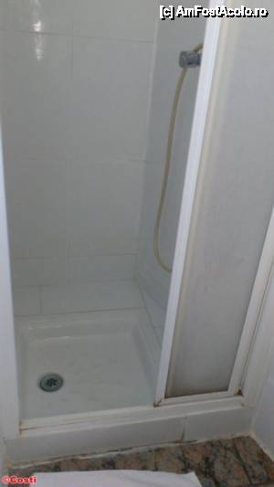 [P14] Hostal Nou Raval. Cabina de duş: curată, dar finisajele lasă de dorit » foto by Costi
 - 
<span class="allrVoted glyphicon glyphicon-heart hidden" id="av481717"></span>
<a class="m-l-10 hidden" id="sv481717" onclick="voting_Foto_DelVot(,481717,15710)" role="button">șterge vot <span class="glyphicon glyphicon-remove"></span></a>
<a id="v9481717" class=" c-red"  onclick="voting_Foto_SetVot(481717)" role="button"><span class="glyphicon glyphicon-heart-empty"></span> <b>LIKE</b> = Votează poza</a> <img class="hidden"  id="f481717W9" src="/imagini/loader.gif" border="0" /><span class="AjErrMes hidden" id="e481717ErM"></span>