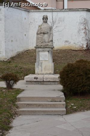 [P10] Statuia lui Anton Pann din fața Casei Memoriale » foto by Dragoș_MD
 - 
<span class="allrVoted glyphicon glyphicon-heart hidden" id="av946561"></span>
<a class="m-l-10 hidden" id="sv946561" onclick="voting_Foto_DelVot(,946561,15713)" role="button">șterge vot <span class="glyphicon glyphicon-remove"></span></a>
<a id="v9946561" class=" c-red"  onclick="voting_Foto_SetVot(946561)" role="button"><span class="glyphicon glyphicon-heart-empty"></span> <b>LIKE</b> = Votează poza</a> <img class="hidden"  id="f946561W9" src="/imagini/loader.gif" border="0" /><span class="AjErrMes hidden" id="e946561ErM"></span>