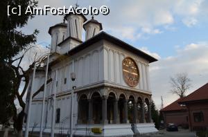 [P14] Biserica Toți Sfinții, Râmnicu Vâlcea » foto by Dragoș_MD
 - 
<span class="allrVoted glyphicon glyphicon-heart hidden" id="av946571"></span>
<a class="m-l-10 hidden" id="sv946571" onclick="voting_Foto_DelVot(,946571,15713)" role="button">șterge vot <span class="glyphicon glyphicon-remove"></span></a>
<a id="v9946571" class=" c-red"  onclick="voting_Foto_SetVot(946571)" role="button"><span class="glyphicon glyphicon-heart-empty"></span> <b>LIKE</b> = Votează poza</a> <img class="hidden"  id="f946571W9" src="/imagini/loader.gif" border="0" /><span class="AjErrMes hidden" id="e946571ErM"></span>