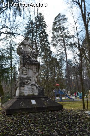 [P05] Parcul Zăvoi - statuia „Renaşterea/ Descătuşarea României” » foto by Dragoș_MD
 - 
<span class="allrVoted glyphicon glyphicon-heart hidden" id="av946556"></span>
<a class="m-l-10 hidden" id="sv946556" onclick="voting_Foto_DelVot(,946556,15713)" role="button">șterge vot <span class="glyphicon glyphicon-remove"></span></a>
<a id="v9946556" class=" c-red"  onclick="voting_Foto_SetVot(946556)" role="button"><span class="glyphicon glyphicon-heart-empty"></span> <b>LIKE</b> = Votează poza</a> <img class="hidden"  id="f946556W9" src="/imagini/loader.gif" border="0" /><span class="AjErrMes hidden" id="e946556ErM"></span>