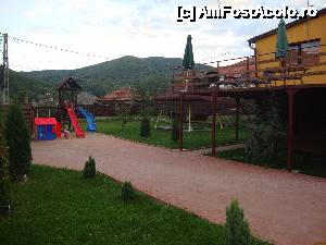 [P30] Curtea pensiunii văzută din apropierea grătarului. Ne pregăteam de treabă!  » foto by Floryn81
 - 
<span class="allrVoted glyphicon glyphicon-heart hidden" id="av482572"></span>
<a class="m-l-10 hidden" id="sv482572" onclick="voting_Foto_DelVot(,482572,15724)" role="button">șterge vot <span class="glyphicon glyphicon-remove"></span></a>
<a id="v9482572" class=" c-red"  onclick="voting_Foto_SetVot(482572)" role="button"><span class="glyphicon glyphicon-heart-empty"></span> <b>LIKE</b> = Votează poza</a> <img class="hidden"  id="f482572W9" src="/imagini/loader.gif" border="0" /><span class="AjErrMes hidden" id="e482572ErM"></span>