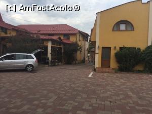 [P16] in dreapta locuieste administratoarea, in stanga corpul unmde am fost eu cazt si restaurantul » foto by Dan&Ema
 - 
<span class="allrVoted glyphicon glyphicon-heart hidden" id="av906491"></span>
<a class="m-l-10 hidden" id="sv906491" onclick="voting_Foto_DelVot(,906491,15728)" role="button">șterge vot <span class="glyphicon glyphicon-remove"></span></a>
<a id="v9906491" class=" c-red"  onclick="voting_Foto_SetVot(906491)" role="button"><span class="glyphicon glyphicon-heart-empty"></span> <b>LIKE</b> = Votează poza</a> <img class="hidden"  id="f906491W9" src="/imagini/loader.gif" border="0" /><span class="AjErrMes hidden" id="e906491ErM"></span>