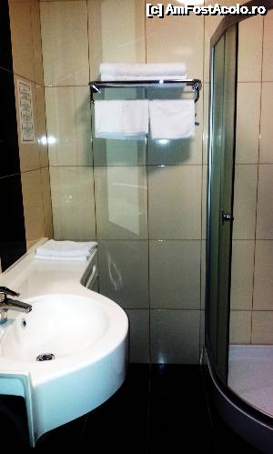 [P11] Baia camerei de 4* la hotel Ozana » foto by mirmicu
 - 
<span class="allrVoted glyphicon glyphicon-heart hidden" id="av482911"></span>
<a class="m-l-10 hidden" id="sv482911" onclick="voting_Foto_DelVot(,482911,15740)" role="button">șterge vot <span class="glyphicon glyphicon-remove"></span></a>
<a id="v9482911" class=" c-red"  onclick="voting_Foto_SetVot(482911)" role="button"><span class="glyphicon glyphicon-heart-empty"></span> <b>LIKE</b> = Votează poza</a> <img class="hidden"  id="f482911W9" src="/imagini/loader.gif" border="0" /><span class="AjErrMes hidden" id="e482911ErM"></span>