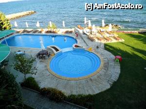 [P12] Vedere din balcon cu piscina şi marea. Ceea ce se vede verde în stânga este acoperi; ul de la terasa restaurantului.  » foto by ariciu*
 - 
<span class="allrVoted glyphicon glyphicon-heart hidden" id="av483004"></span>
<a class="m-l-10 hidden" id="sv483004" onclick="voting_Foto_DelVot(,483004,15742)" role="button">șterge vot <span class="glyphicon glyphicon-remove"></span></a>
<a id="v9483004" class=" c-red"  onclick="voting_Foto_SetVot(483004)" role="button"><span class="glyphicon glyphicon-heart-empty"></span> <b>LIKE</b> = Votează poza</a> <img class="hidden"  id="f483004W9" src="/imagini/loader.gif" border="0" /><span class="AjErrMes hidden" id="e483004ErM"></span>