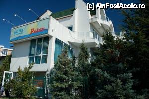 [P06] Hotelul Peter văzut din stradă. Uşa deschisă albă este intrarea în salonul de masaj şi saună.  » foto by ariciu*
 - 
<span class="allrVoted glyphicon glyphicon-heart hidden" id="av482998"></span>
<a class="m-l-10 hidden" id="sv482998" onclick="voting_Foto_DelVot(,482998,15742)" role="button">șterge vot <span class="glyphicon glyphicon-remove"></span></a>
<a id="v9482998" class=" c-red"  onclick="voting_Foto_SetVot(482998)" role="button"><span class="glyphicon glyphicon-heart-empty"></span> <b>LIKE</b> = Votează poza</a> <img class="hidden"  id="f482998W9" src="/imagini/loader.gif" border="0" /><span class="AjErrMes hidden" id="e482998ErM"></span>