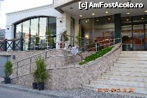 [P01] Intrarea principala in hotel si 'printesa' noastra. Piscinele sunt in stanga.  » foto by Mitic*
 - 
<span class="allrVoted glyphicon glyphicon-heart hidden" id="av485676"></span>
<a class="m-l-10 hidden" id="sv485676" onclick="voting_Foto_DelVot(,485676,15807)" role="button">șterge vot <span class="glyphicon glyphicon-remove"></span></a>
<a id="v9485676" class=" c-red"  onclick="voting_Foto_SetVot(485676)" role="button"><span class="glyphicon glyphicon-heart-empty"></span> <b>LIKE</b> = Votează poza</a> <img class="hidden"  id="f485676W9" src="/imagini/loader.gif" border="0" /><span class="AjErrMes hidden" id="e485676ErM"></span>