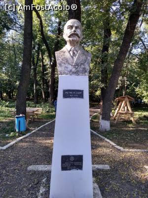 [P01] Petre P Carp, bust la intrarea în parc.  » foto by Radix7
 - 
<span class="allrVoted glyphicon glyphicon-heart hidden" id="av1117841"></span>
<a class="m-l-10 hidden" id="sv1117841" onclick="voting_Foto_DelVot(,1117841,15833)" role="button">șterge vot <span class="glyphicon glyphicon-remove"></span></a>
<a id="v91117841" class=" c-red"  onclick="voting_Foto_SetVot(1117841)" role="button"><span class="glyphicon glyphicon-heart-empty"></span> <b>LIKE</b> = Votează poza</a> <img class="hidden"  id="f1117841W9" src="/imagini/loader.gif" border="0" /><span class="AjErrMes hidden" id="e1117841ErM"></span>