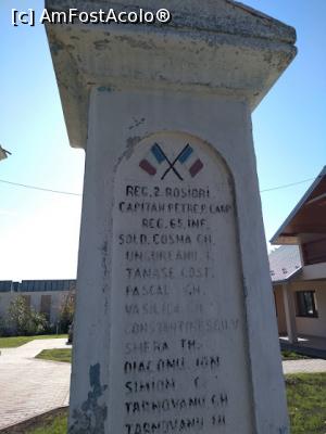 [P09] Monument încinat eroilor satului din Marele Răsboi, în frunte cu căpitanul Petre Carp.  » foto by Radix7
 - 
<span class="allrVoted glyphicon glyphicon-heart hidden" id="av1117849"></span>
<a class="m-l-10 hidden" id="sv1117849" onclick="voting_Foto_DelVot(,1117849,15833)" role="button">șterge vot <span class="glyphicon glyphicon-remove"></span></a>
<a id="v91117849" class=" c-red"  onclick="voting_Foto_SetVot(1117849)" role="button"><span class="glyphicon glyphicon-heart-empty"></span> <b>LIKE</b> = Votează poza</a> <img class="hidden"  id="f1117849W9" src="/imagini/loader.gif" border="0" /><span class="AjErrMes hidden" id="e1117849ErM"></span>