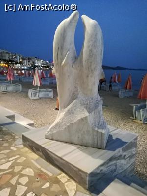 [P05] Una din sculpturile de pe faleză » foto by crismis
 - 
<span class="allrVoted glyphicon glyphicon-heart hidden" id="av908610"></span>
<a class="m-l-10 hidden" id="sv908610" onclick="voting_Foto_DelVot(,908610,15859)" role="button">șterge vot <span class="glyphicon glyphicon-remove"></span></a>
<a id="v9908610" class=" c-red"  onclick="voting_Foto_SetVot(908610)" role="button"><span class="glyphicon glyphicon-heart-empty"></span> <b>LIKE</b> = Votează poza</a> <img class="hidden"  id="f908610W9" src="/imagini/loader.gif" border="0" /><span class="AjErrMes hidden" id="e908610ErM"></span>