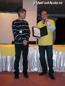[P12] Momentul în care 'cel ales' să fie reprezentantul Comunităţii îi înmânează 'părintelui AFA' placheta aniversară » foto by Claudiu U.
 - 
<span class="allrVoted glyphicon glyphicon-heart hidden" id="av499774"></span>
<a class="m-l-10 hidden" id="sv499774" onclick="voting_Foto_DelVot(,499774,15933)" role="button">șterge vot <span class="glyphicon glyphicon-remove"></span></a>
<a id="v9499774" class=" c-red"  onclick="voting_Foto_SetVot(499774)" role="button"><span class="glyphicon glyphicon-heart-empty"></span> <b>LIKE</b> = Votează poza</a> <img class="hidden"  id="f499774W9" src="/imagini/loader.gif" border="0" /><span class="AjErrMes hidden" id="e499774ErM"></span>