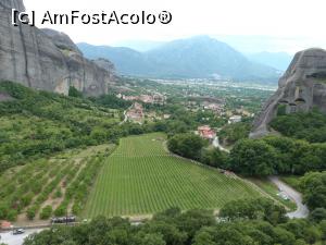 [P05] vedere asupara satului cu plantatie de vita de vie si nuci - de pe meteore » foto by cristiml
 - 
<span class="allrVoted glyphicon glyphicon-heart hidden" id="av922191"></span>
<a class="m-l-10 hidden" id="sv922191" onclick="voting_Foto_DelVot(,922191,16013)" role="button">șterge vot <span class="glyphicon glyphicon-remove"></span></a>
<a id="v9922191" class=" c-red"  onclick="voting_Foto_SetVot(922191)" role="button"><span class="glyphicon glyphicon-heart-empty"></span> <b>LIKE</b> = Votează poza</a> <img class="hidden"  id="f922191W9" src="/imagini/loader.gif" border="0" /><span class="AjErrMes hidden" id="e922191ErM"></span>