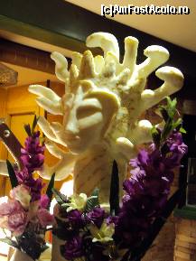 [P27] 27. În toate restaurantele în care am fost în ultimul timp, trebuie să existe o sculptură.  » foto by msnd
 - 
<span class="allrVoted glyphicon glyphicon-heart hidden" id="av493567"></span>
<a class="m-l-10 hidden" id="sv493567" onclick="voting_Foto_DelVot(,493567,16016)" role="button">șterge vot <span class="glyphicon glyphicon-remove"></span></a>
<a id="v9493567" class=" c-red"  onclick="voting_Foto_SetVot(493567)" role="button"><span class="glyphicon glyphicon-heart-empty"></span> <b>LIKE</b> = Votează poza</a> <img class="hidden"  id="f493567W9" src="/imagini/loader.gif" border="0" /><span class="AjErrMes hidden" id="e493567ErM"></span>