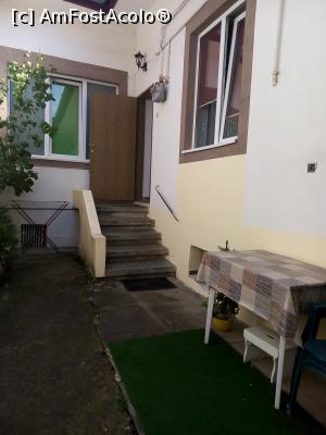 [P10] Intrarea în apartamen se face dintr-o curte interioară comună. » foto by pama
 - 
<span class="allrVoted glyphicon glyphicon-heart hidden" id="av1329252"></span>
<a class="m-l-10 hidden" id="sv1329252" onclick="voting_Foto_DelVot(,1329252,16103)" role="button">șterge vot <span class="glyphicon glyphicon-remove"></span></a>
<a id="v91329252" class=" c-red"  onclick="voting_Foto_SetVot(1329252)" role="button"><span class="glyphicon glyphicon-heart-empty"></span> <b>LIKE</b> = Votează poza</a> <img class="hidden"  id="f1329252W9" src="/imagini/loader.gif" border="0" /><span class="AjErrMes hidden" id="e1329252ErM"></span>