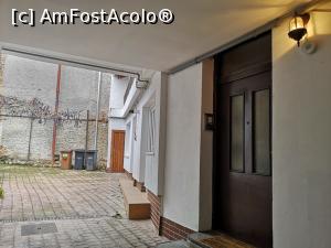 [P03] Intrarea în casă, în dreapta. Lângă, cutia poștală unde am lăsat cheile la plecare.  » foto by crismis
 - 
<span class="allrVoted glyphicon glyphicon-heart hidden" id="av1136879"></span>
<a class="m-l-10 hidden" id="sv1136879" onclick="voting_Foto_DelVot(,1136879,16103)" role="button">șterge vot <span class="glyphicon glyphicon-remove"></span></a>
<a id="v91136879" class=" c-red"  onclick="voting_Foto_SetVot(1136879)" role="button"><span class="glyphicon glyphicon-heart-empty"></span> <b>LIKE</b> = Votează poza</a> <img class="hidden"  id="f1136879W9" src="/imagini/loader.gif" border="0" /><span class="AjErrMes hidden" id="e1136879ErM"></span>
