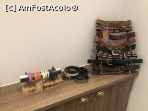 [P19] Apartament Meno - pe hol diverse articole de pielarie expuse, v-am spus ca familia are si un mic magazin » foto by mishu
 - 
<span class="allrVoted glyphicon glyphicon-heart hidden" id="av1284695"></span>
<a class="m-l-10 hidden" id="sv1284695" onclick="voting_Foto_DelVot(,1284695,16103)" role="button">șterge vot <span class="glyphicon glyphicon-remove"></span></a>
<a id="v91284695" class=" c-red"  onclick="voting_Foto_SetVot(1284695)" role="button"><span class="glyphicon glyphicon-heart-empty"></span> <b>LIKE</b> = Votează poza</a> <img class="hidden"  id="f1284695W9" src="/imagini/loader.gif" border="0" /><span class="AjErrMes hidden" id="e1284695ErM"></span>