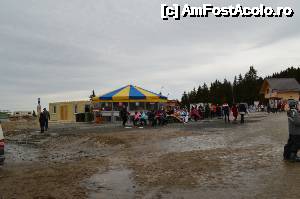 [P25] De la stanga spre dreapta: fastfood, bar apreski, terase, chioscuri, ghiseu teleski » foto by csibicip
 - 
<span class="allrVoted glyphicon glyphicon-heart hidden" id="av498345"></span>
<a class="m-l-10 hidden" id="sv498345" onclick="voting_Foto_DelVot(,498345,16145)" role="button">șterge vot <span class="glyphicon glyphicon-remove"></span></a>
<a id="v9498345" class=" c-red"  onclick="voting_Foto_SetVot(498345)" role="button"><span class="glyphicon glyphicon-heart-empty"></span> <b>LIKE</b> = Votează poza</a> <img class="hidden"  id="f498345W9" src="/imagini/loader.gif" border="0" /><span class="AjErrMes hidden" id="e498345ErM"></span>