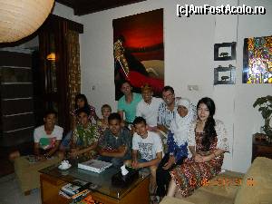 [P28] familia Alamanda - Richie este cel din mijloc cu palaria pe cap, iar Frans patronul cel de langa el si Anip. cea cu port musulman
pe randul din fata sunt soferii, in mijloc, apoi gradinarul, si cel mic studentul premiat » foto by andreea72
 - 
<span class="allrVoted glyphicon glyphicon-heart hidden" id="av501594"></span>
<a class="m-l-10 hidden" id="sv501594" onclick="voting_Foto_DelVot(,501594,16232)" role="button">șterge vot <span class="glyphicon glyphicon-remove"></span></a>
<a id="v9501594" class=" c-red"  onclick="voting_Foto_SetVot(501594)" role="button"><span class="glyphicon glyphicon-heart-empty"></span> <b>LIKE</b> = Votează poza</a> <img class="hidden"  id="f501594W9" src="/imagini/loader.gif" border="0" /><span class="AjErrMes hidden" id="e501594ErM"></span>