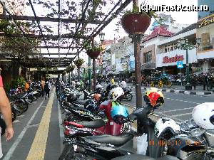 [P32] Malioboro streat in Yogya » foto by andreea72
 - 
<span class="allrVoted glyphicon glyphicon-heart hidden" id="av501598"></span>
<a class="m-l-10 hidden" id="sv501598" onclick="voting_Foto_DelVot(,501598,16232)" role="button">șterge vot <span class="glyphicon glyphicon-remove"></span></a>
<a id="v9501598" class=" c-red"  onclick="voting_Foto_SetVot(501598)" role="button"><span class="glyphicon glyphicon-heart-empty"></span> <b>LIKE</b> = Votează poza</a> <img class="hidden"  id="f501598W9" src="/imagini/loader.gif" border="0" /><span class="AjErrMes hidden" id="e501598ErM"></span>