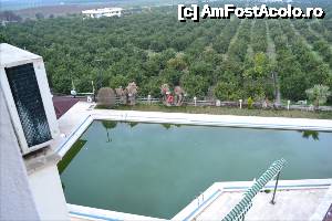 [P14] Piscina, iarna nu era intretinuta. Dar probabil in sezon, o curata si o folosesc. In spatele hotelului e o livada de citrice.  » foto by TraianS
 - 
<span class="allrVoted glyphicon glyphicon-heart hidden" id="av501670"></span>
<a class="m-l-10 hidden" id="sv501670" onclick="voting_Foto_DelVot(,501670,16234)" role="button">șterge vot <span class="glyphicon glyphicon-remove"></span></a>
<a id="v9501670" class=" c-red"  onclick="voting_Foto_SetVot(501670)" role="button"><span class="glyphicon glyphicon-heart-empty"></span> <b>LIKE</b> = Votează poza</a> <img class="hidden"  id="f501670W9" src="/imagini/loader.gif" border="0" /><span class="AjErrMes hidden" id="e501670ErM"></span>
