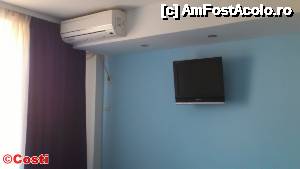 [P11] În dreptul canapelei, agățat de perete, un TV LCD. Alături, instalația de aer condiționat.  » foto by Costi
 - 
<span class="allrVoted glyphicon glyphicon-heart hidden" id="av501687"></span>
<a class="m-l-10 hidden" id="sv501687" onclick="voting_Foto_DelVot(,501687,16235)" role="button">șterge vot <span class="glyphicon glyphicon-remove"></span></a>
<a id="v9501687" class=" c-red"  onclick="voting_Foto_SetVot(501687)" role="button"><span class="glyphicon glyphicon-heart-empty"></span> <b>LIKE</b> = Votează poza</a> <img class="hidden"  id="f501687W9" src="/imagini/loader.gif" border="0" /><span class="AjErrMes hidden" id="e501687ErM"></span>